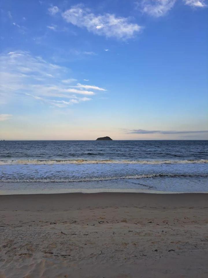 Apê estilo Resort c/ pé na areia e vista mar, próximo ao Beto Carrero