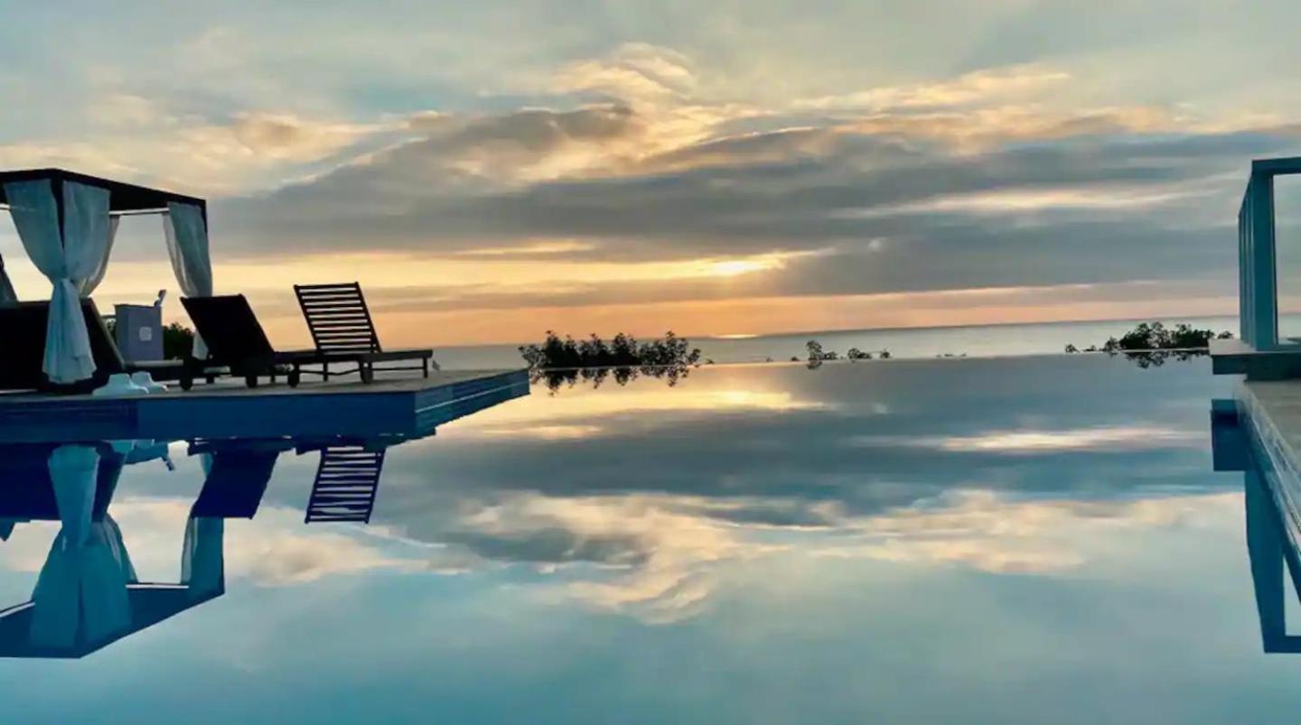 Apê estilo Resort c/ pé na areia e vista mar, próximo ao Beto Carrero