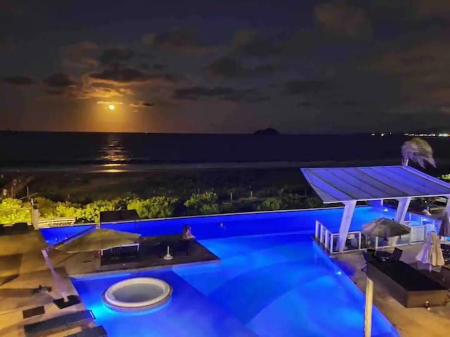Apê estilo Resort c/ pé na areia e vista mar, próximo ao Beto Carrero