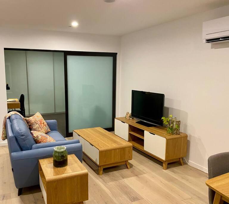 Central Canberra City apartment with study and full amenities including parking