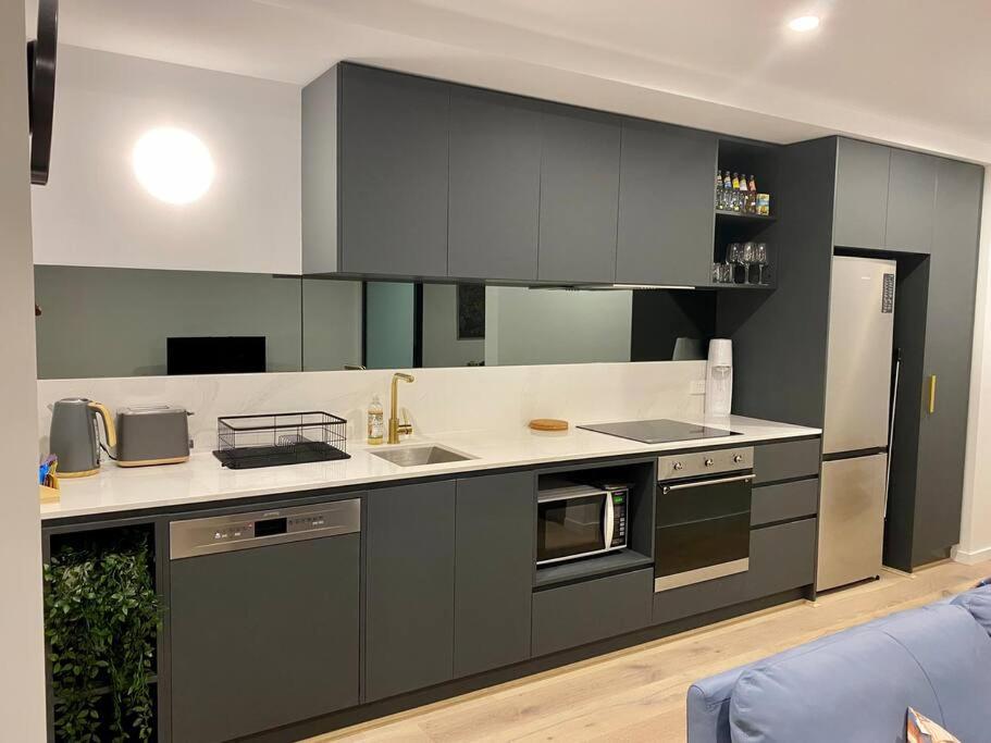Central Canberra City apartment with study and full amenities including parking