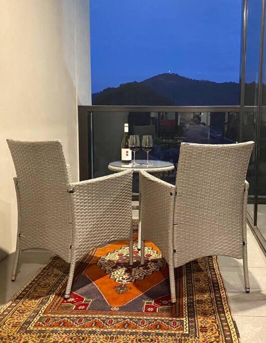 Central Canberra City apartment with study and full amenities including parking