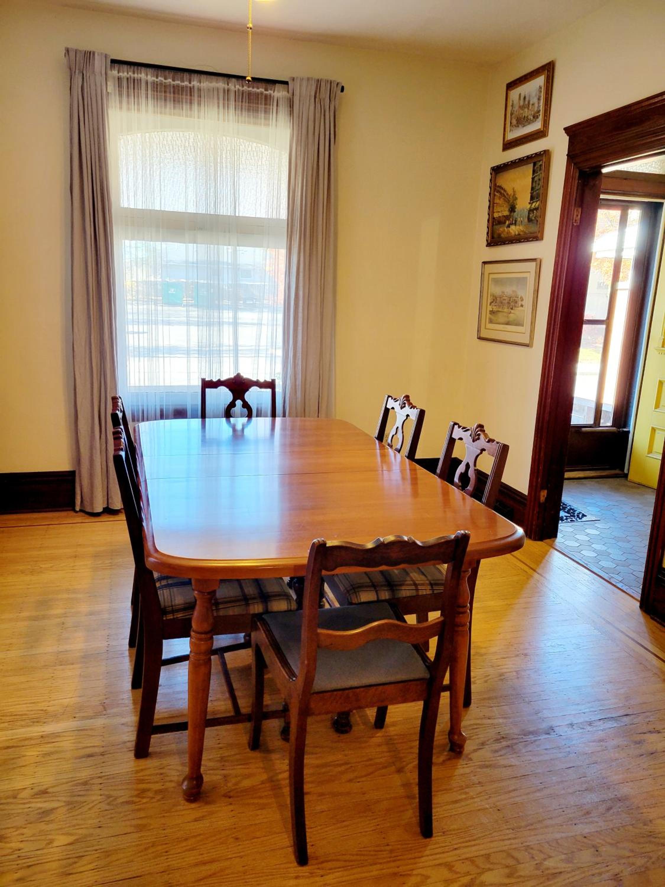 Dundurn Dwelling-Charming Century Home