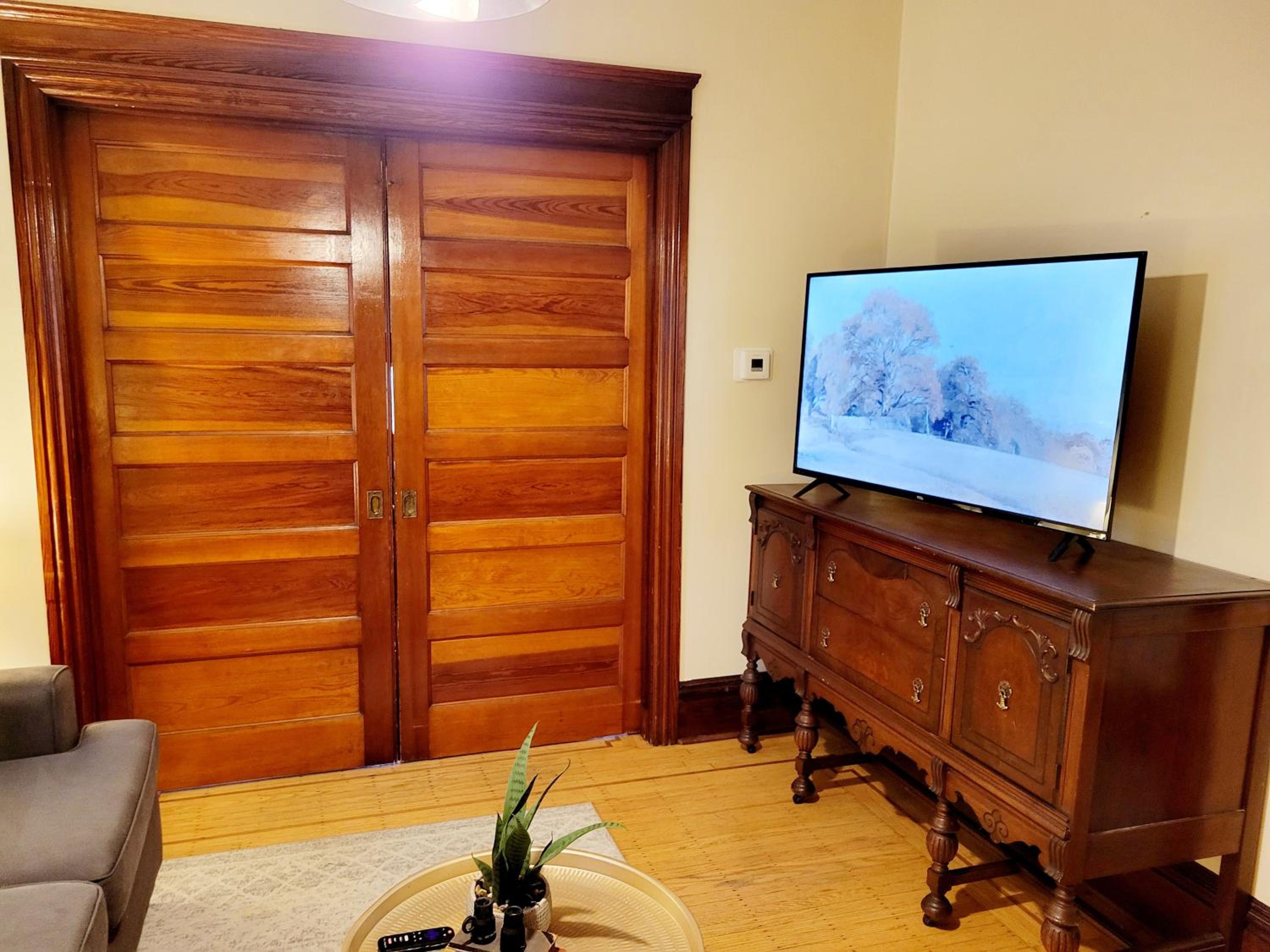 Dundurn Dwelling-Charming Century Home