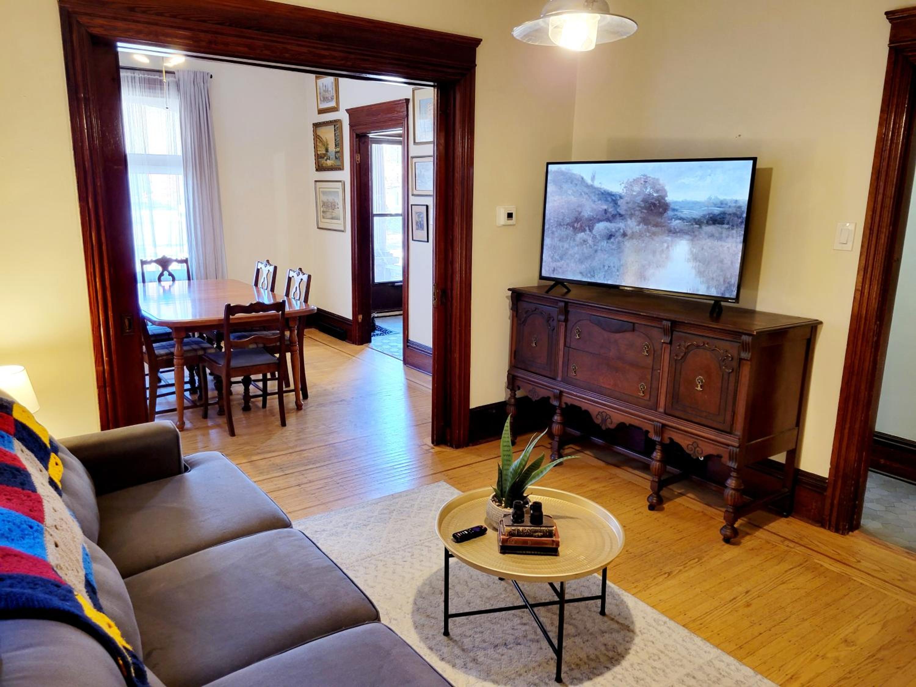 Dundurn Dwelling-Charming Century Home