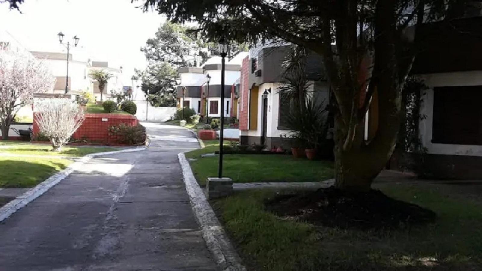 Dúplex completo con jardín y parking - Centro Villa Gesell - 5 huéspedes
