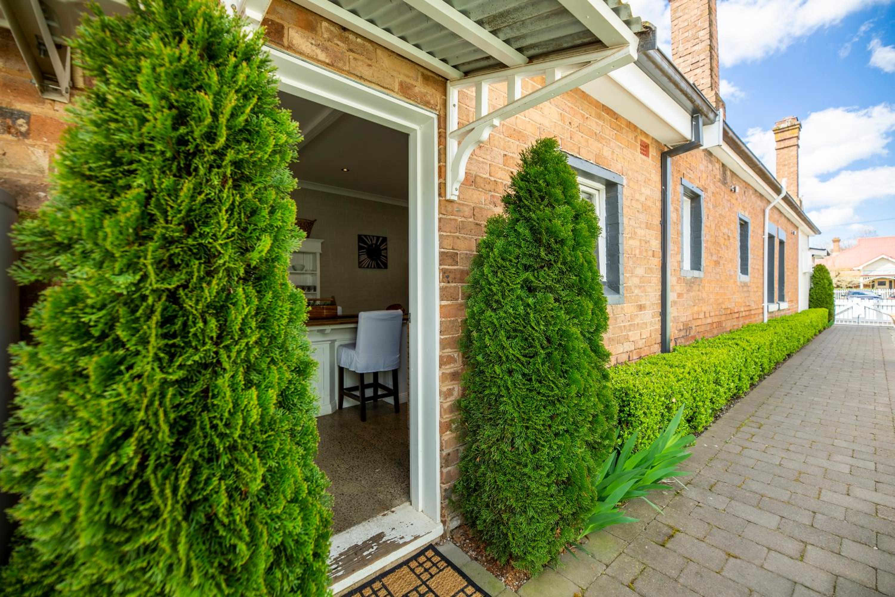 The Edward Townhouse 155 - Steps to Town