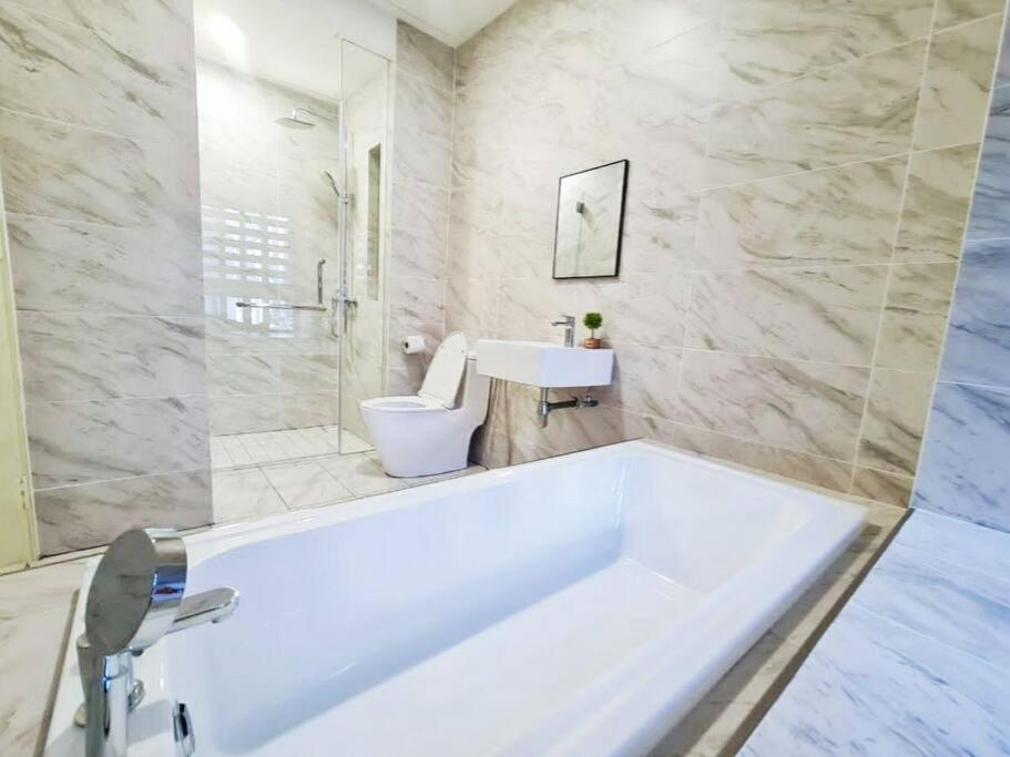 LovelySuite#RelaxChill#Netflix#PrivateBathtub#FreeParking#PoolView#ImperioResidence#LuxuryCondo photo 7