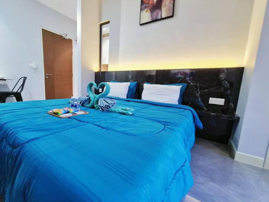 LovelySuite#RelaxChill#Netflix#PrivateBathtub#FreeParking#PoolView#ImperioResidence#LuxuryCondo photo 2