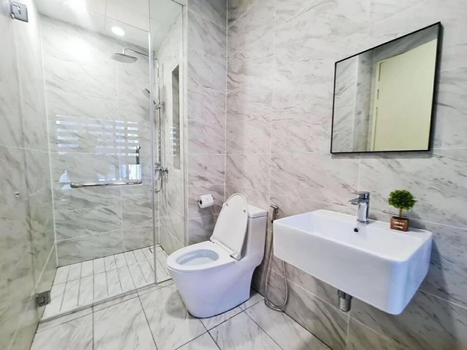 LovelySuite#RelaxChill#Netflix#PrivateBathtub#FreeParking#PoolView#ImperioResidence#LuxuryCondo photo 6