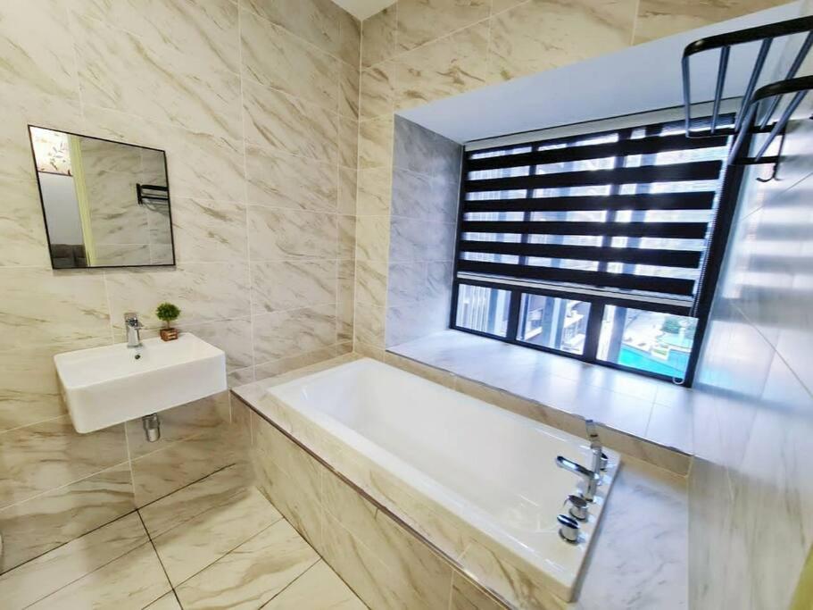 LovelySuite#RelaxChill#Netflix#PrivateBathtub#FreeParking#PoolView#ImperioResidence#LuxuryCondo photo 8