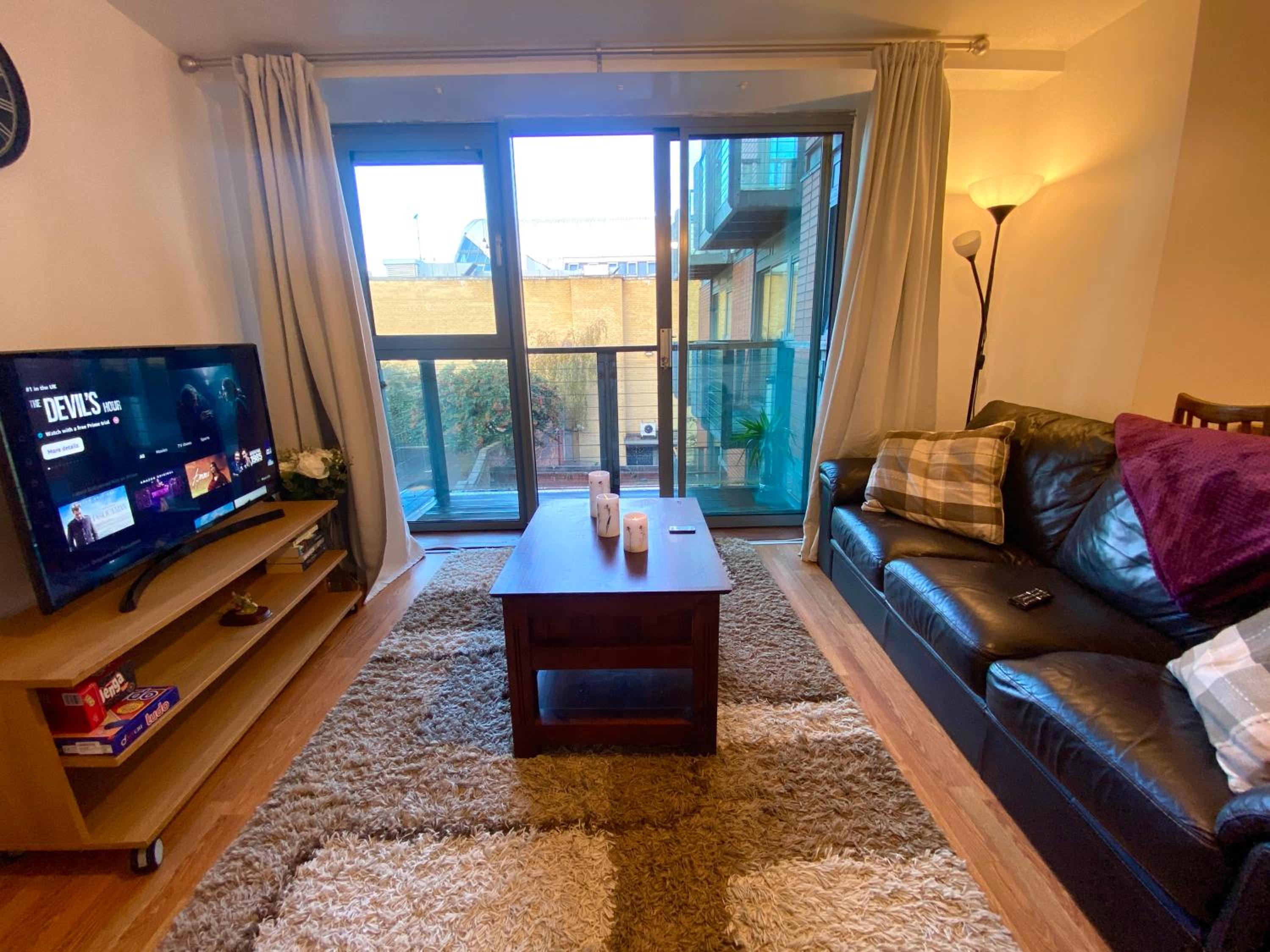 Swanky Central Apartment with Free Wifi (Sleeps 4) view 4