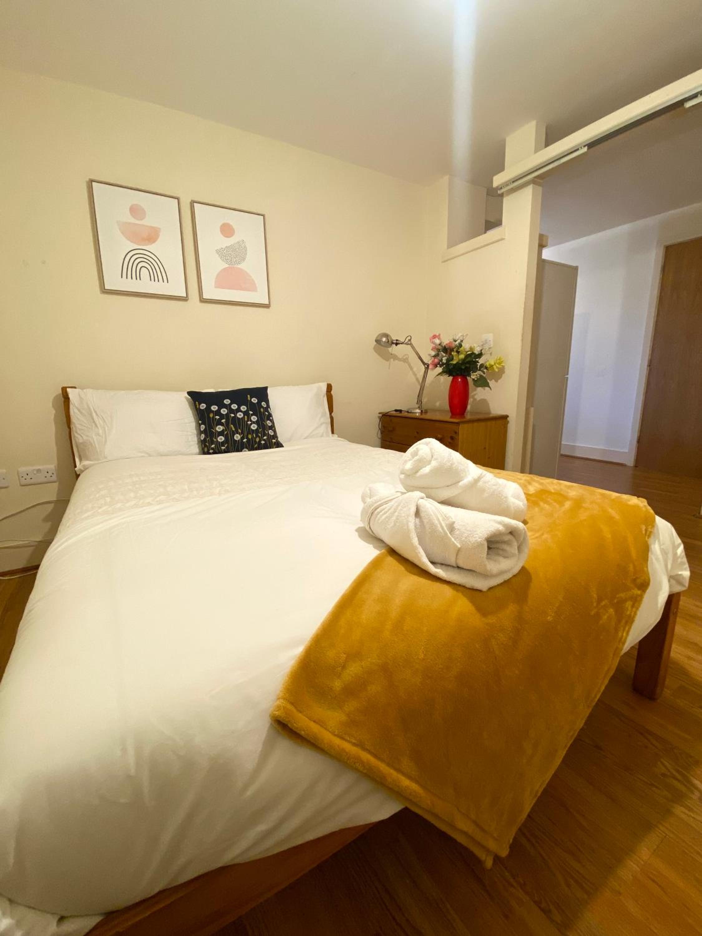 Swanky Central Apartment with Free Wifi (Sleeps 4) view 5