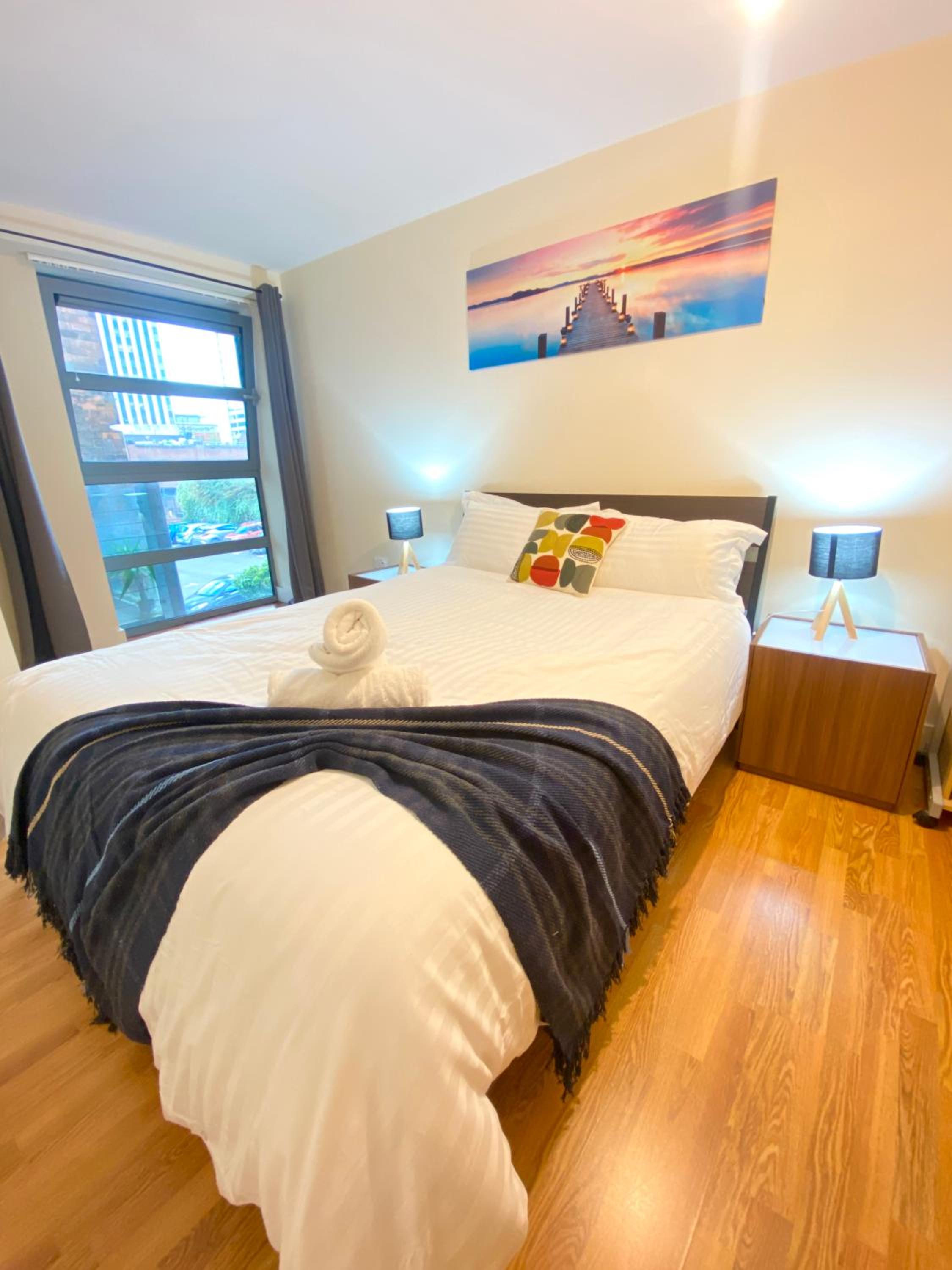 Swanky Central Apartment with Free Wifi (Sleeps 4) view 2