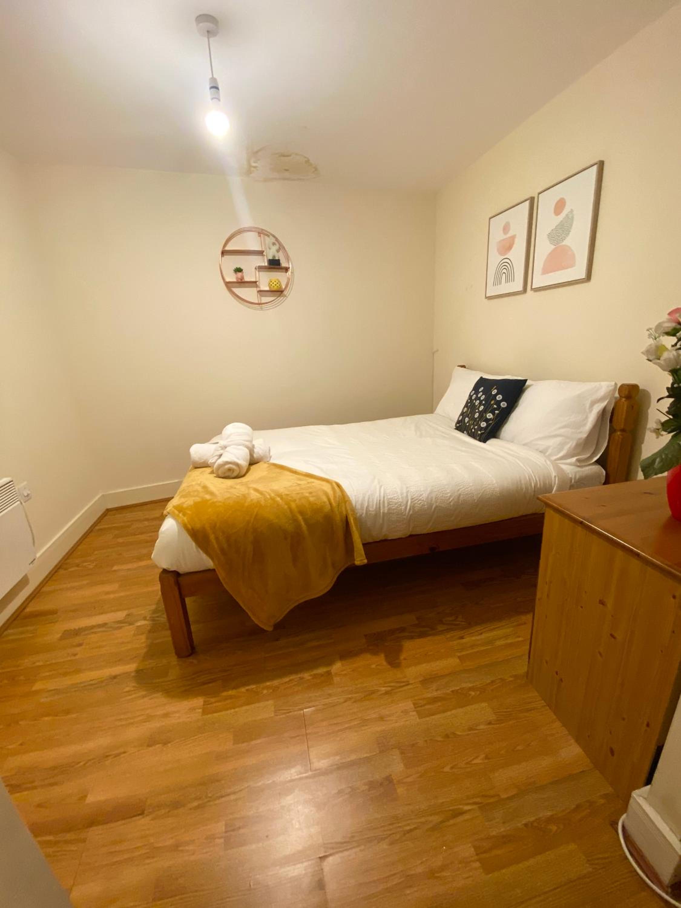 Swanky Central Apartment with Free Wifi (Sleeps 4) view 3