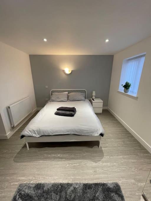 3 Studio close to amenities & transport links view 3