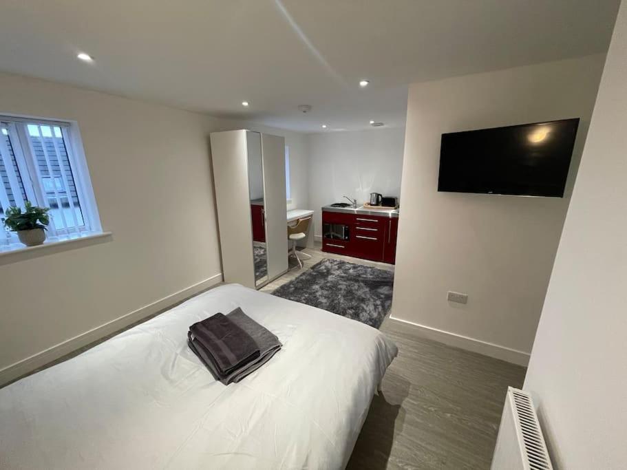 3 Studio close to amenities & transport links view 4