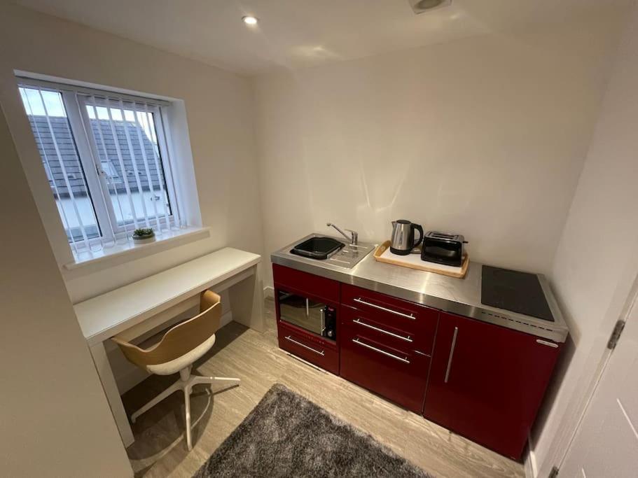 3 Studio close to amenities & transport links view 5