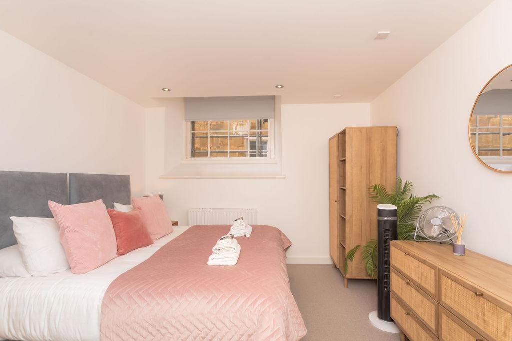 Kensington Chapel Apartment Bath view 5