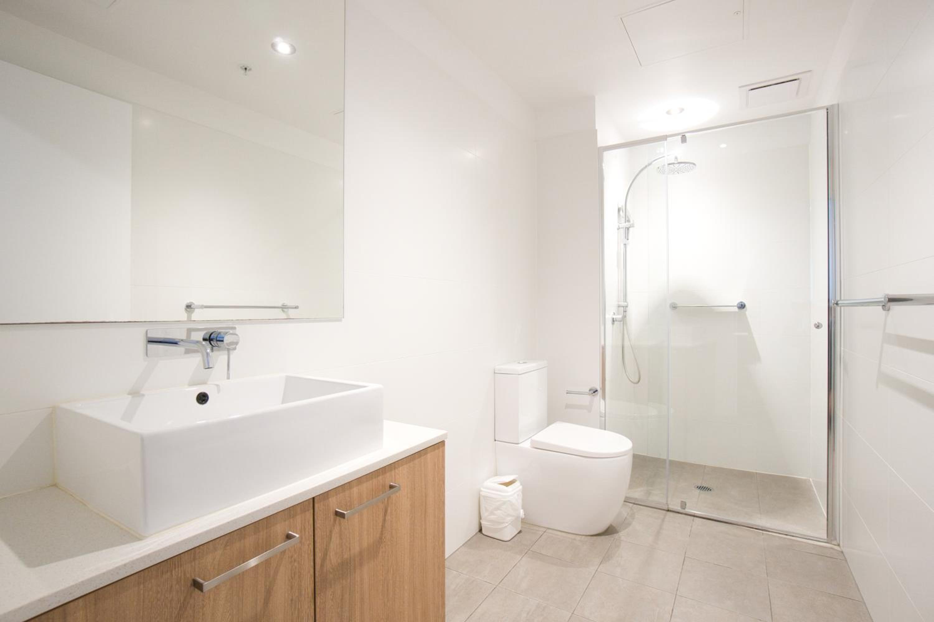Stylish 1 BR CBD Apt-Pool-Gym-Sauna-Steam Room