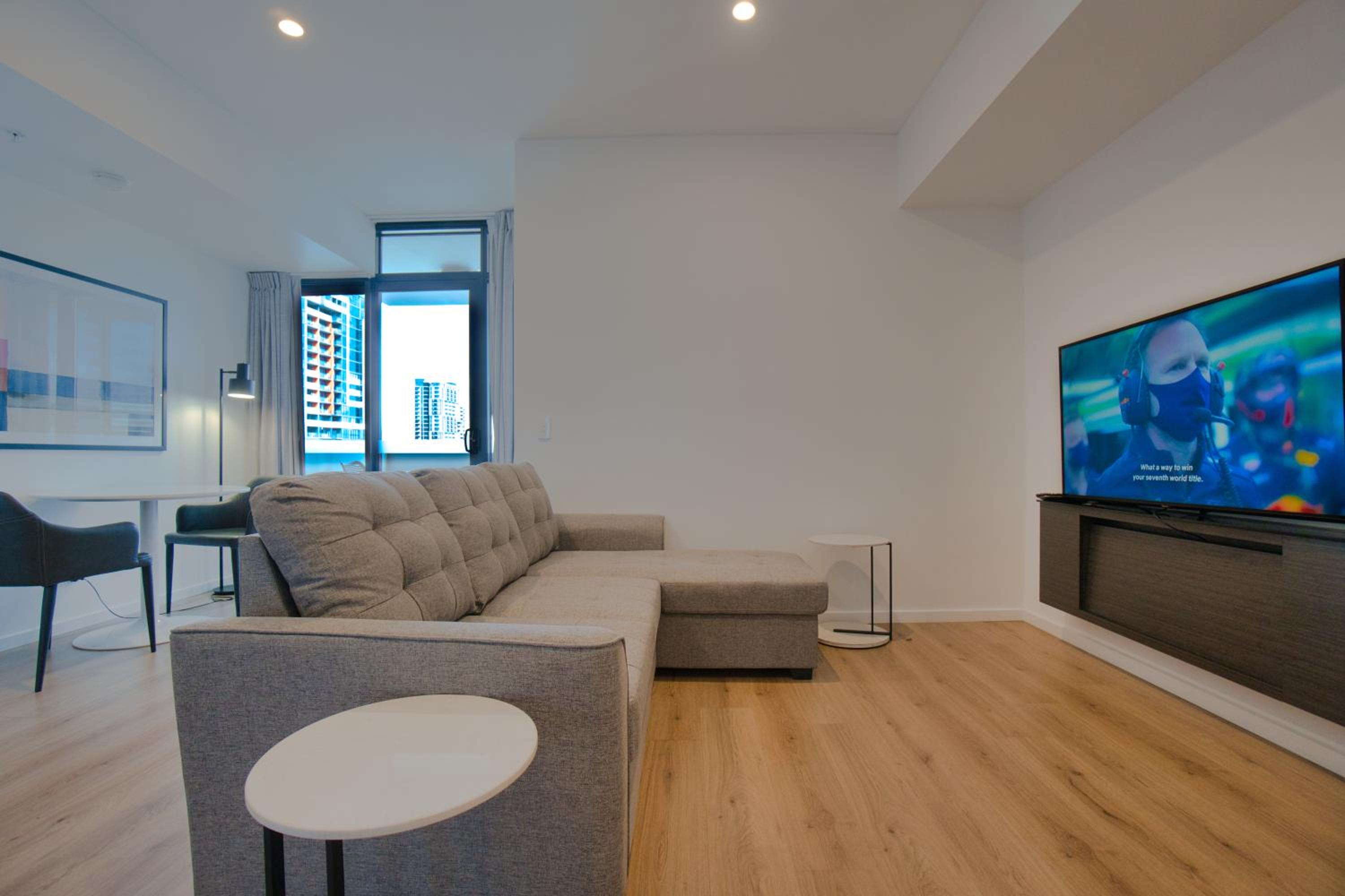 Stylish 1 BR CBD Apt-Pool-Gym-Sauna-Steam Room