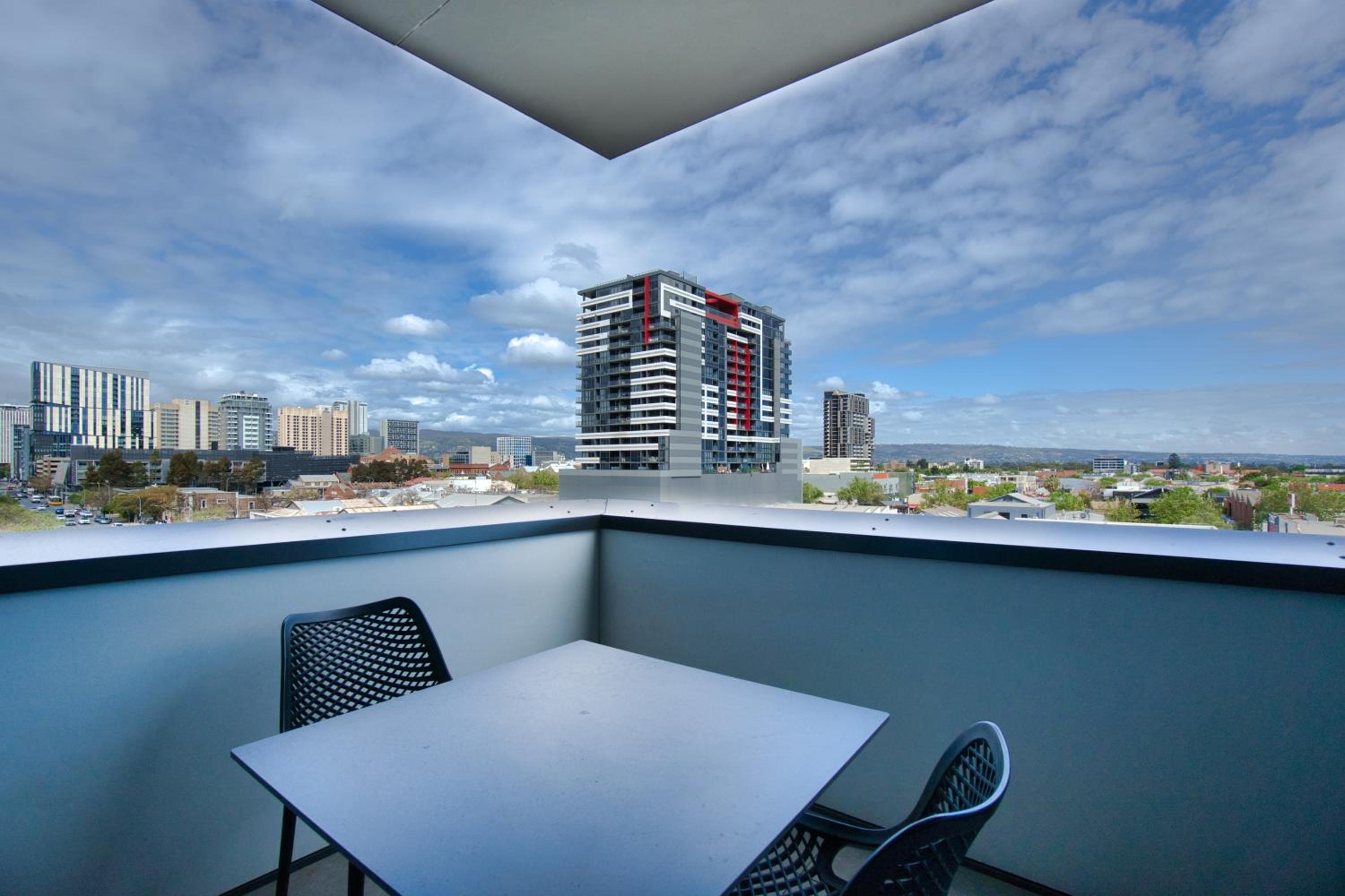 Stylish 1 BR CBD Apt-Pool-Gym-Sauna-Steam Room