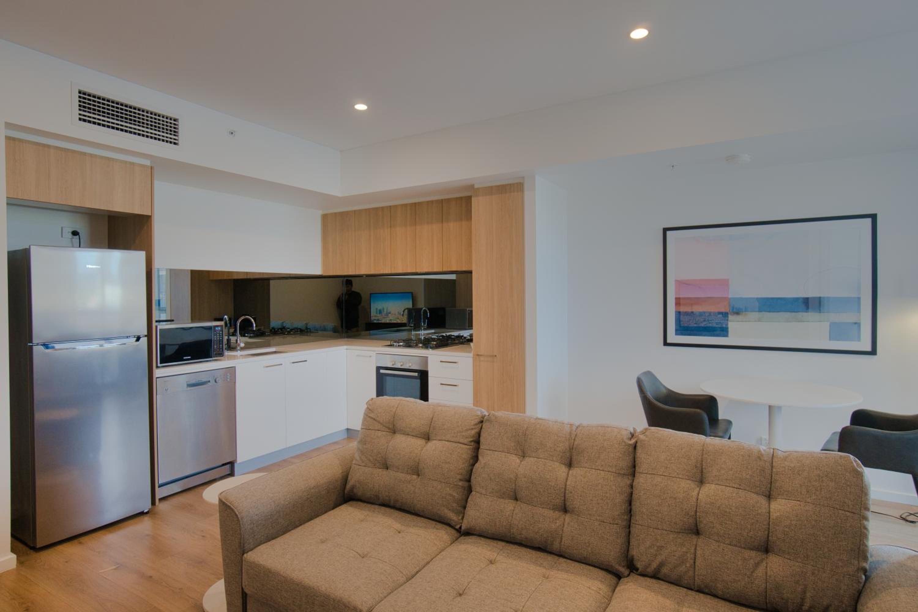 Stylish 1 BR CBD Apt-Pool-Gym-Sauna-Steam Room