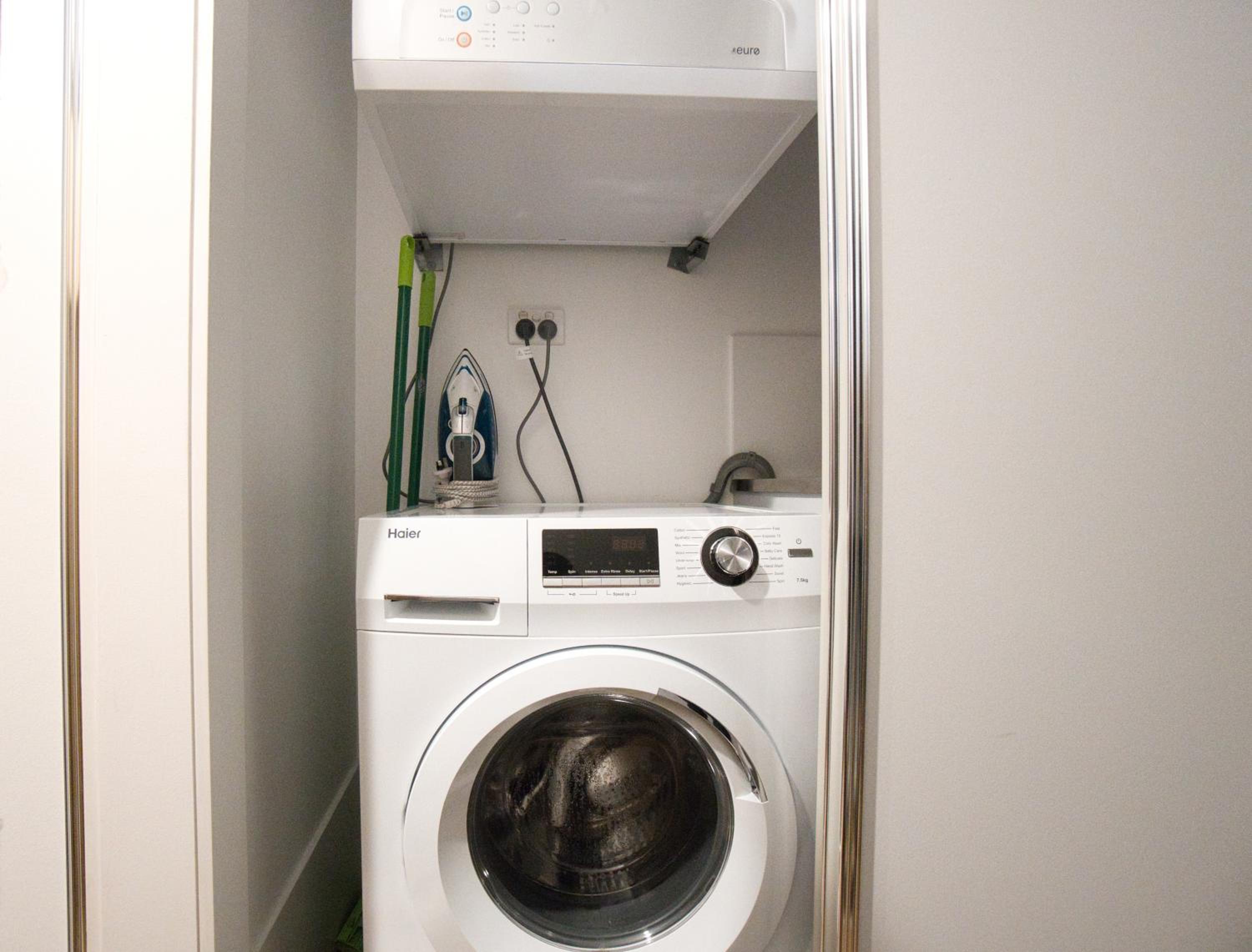 Stylish 1 BR CBD Apt-Pool-Gym-Sauna-Steam Room