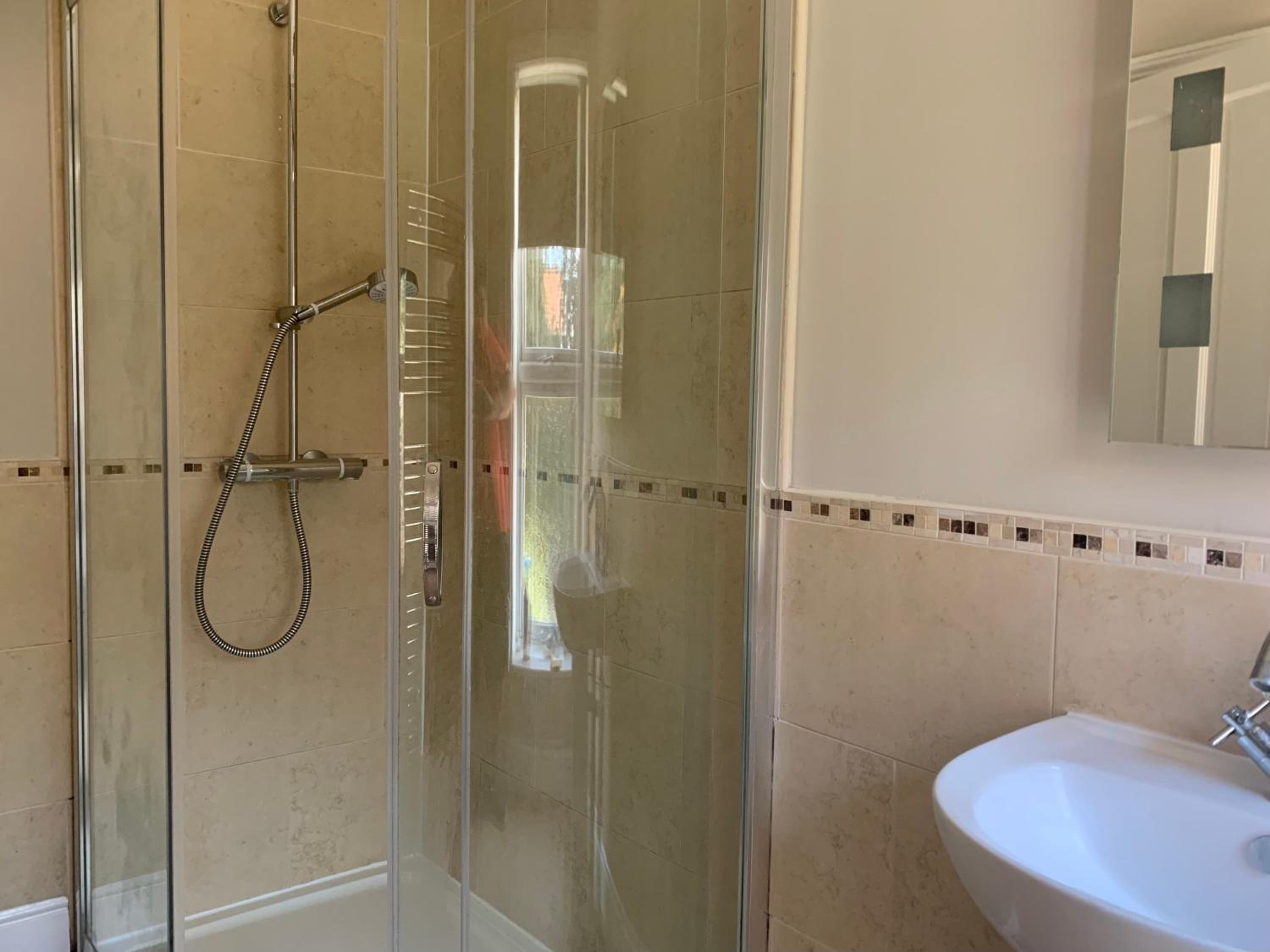 Smart & Comfortable 3-bedroom Victorian house view 4