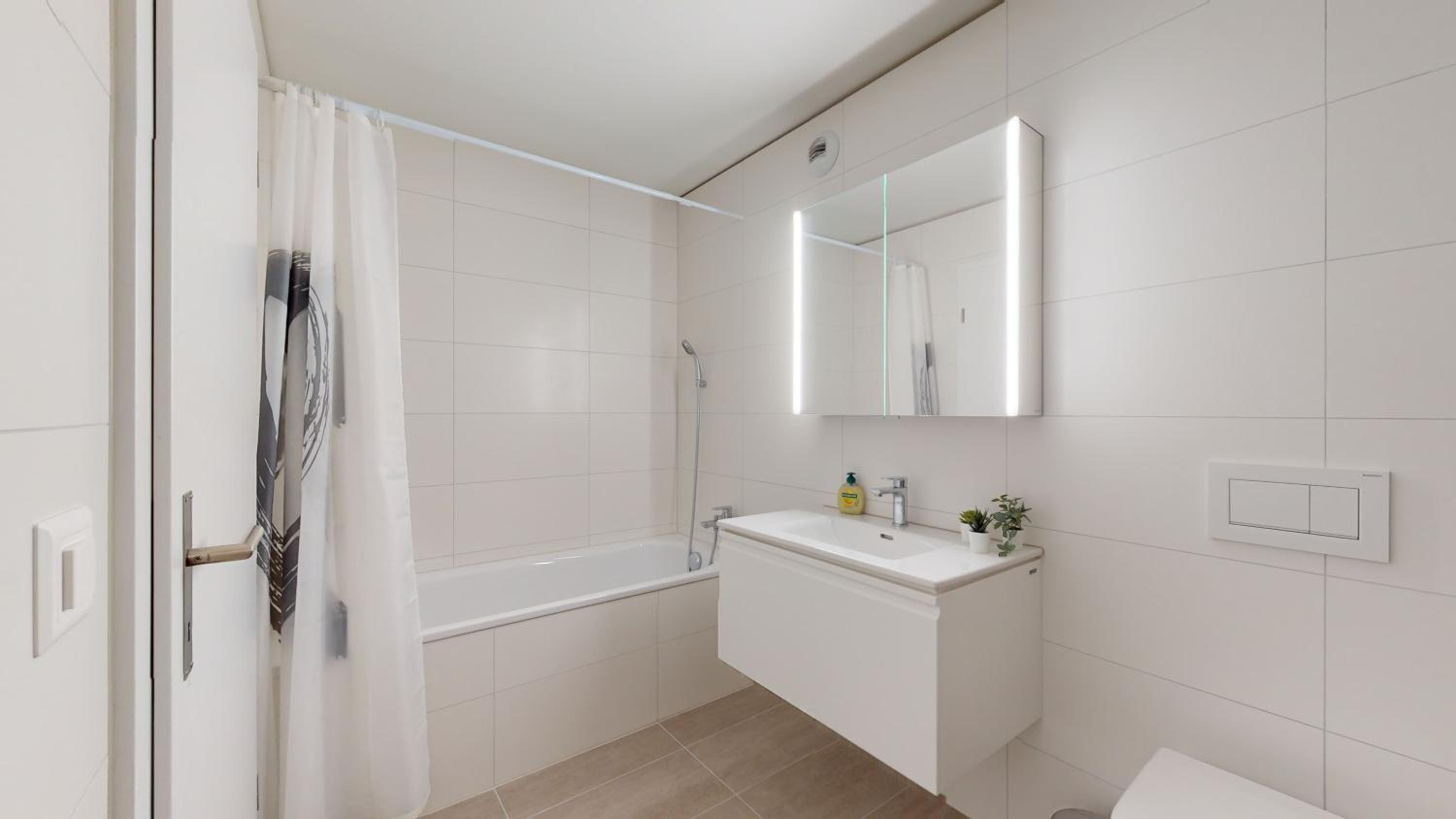 Sublime contemporary apartment in the city centre view 2