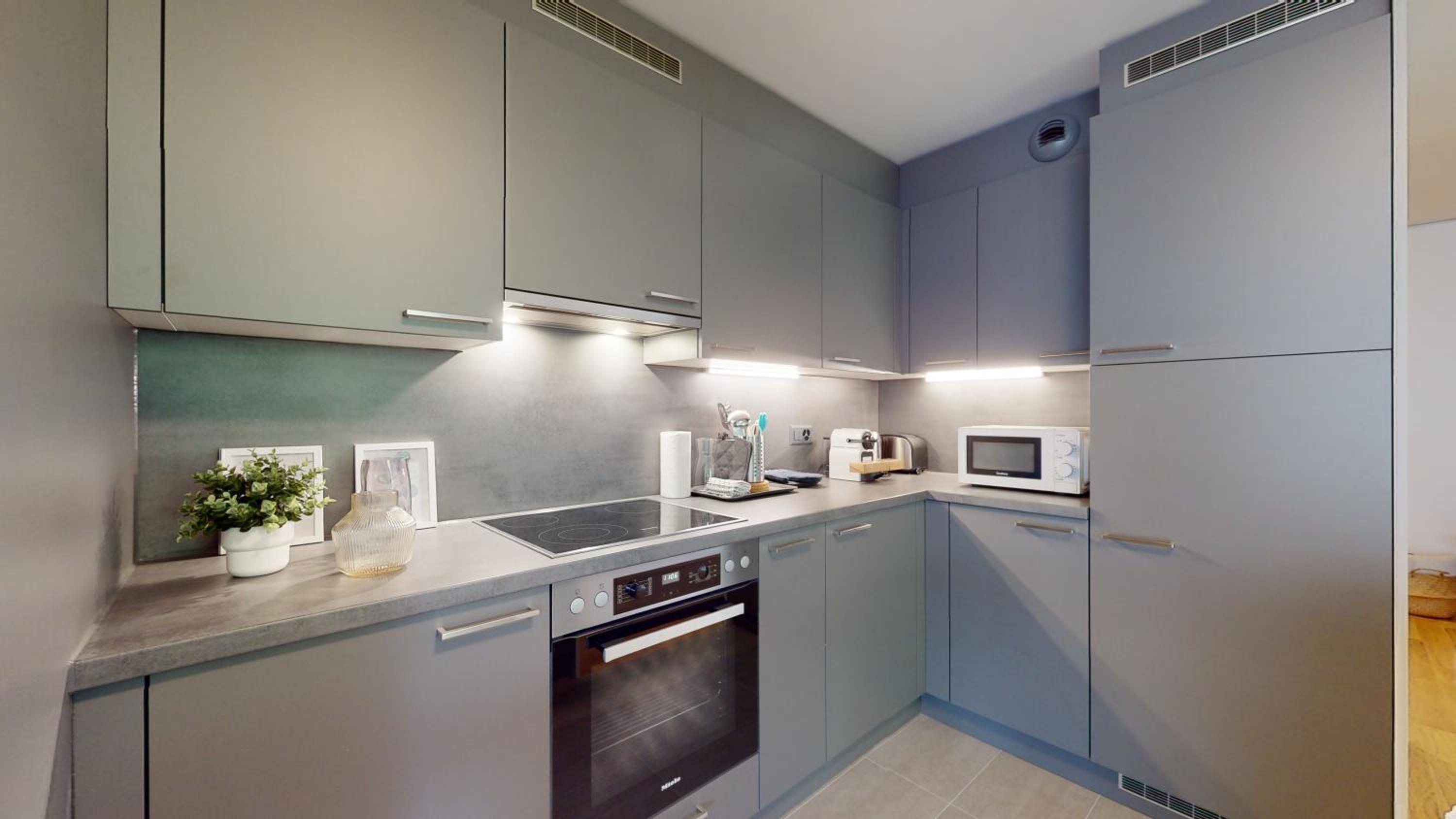 Sublime contemporary apartment in the city centre view 4