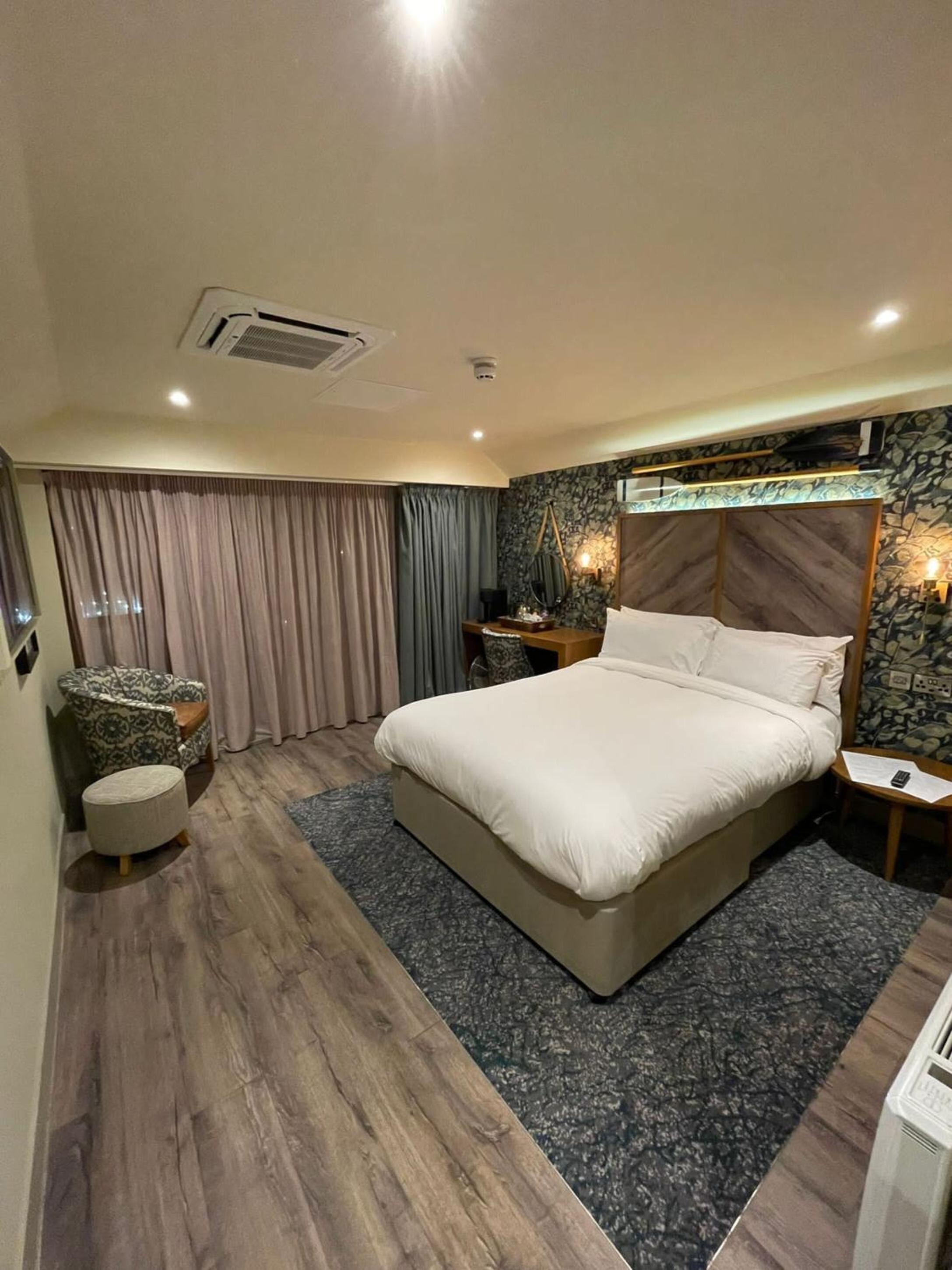 The Boathouse Inn & Riverside Rooms