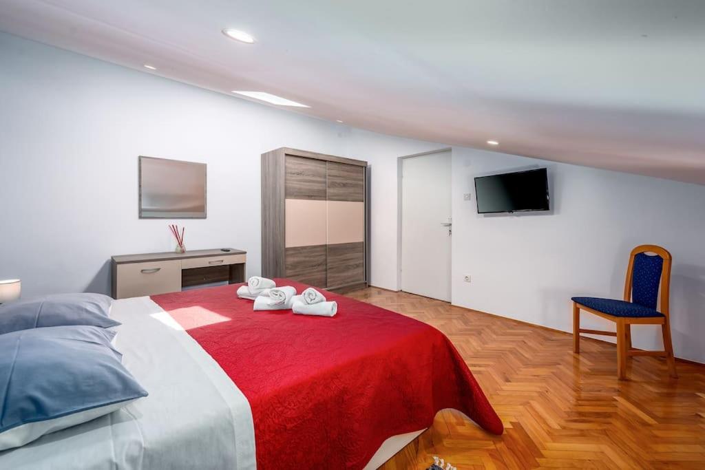 Apartment with private pool view 5