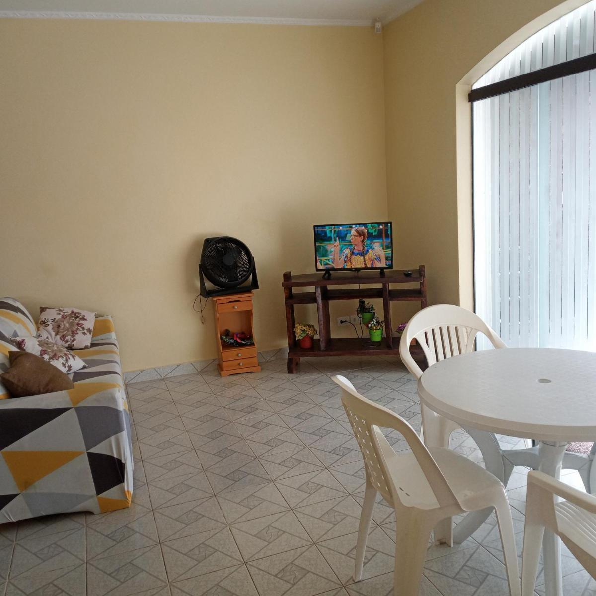 Casa na quadra da Praia de Peruíbe
