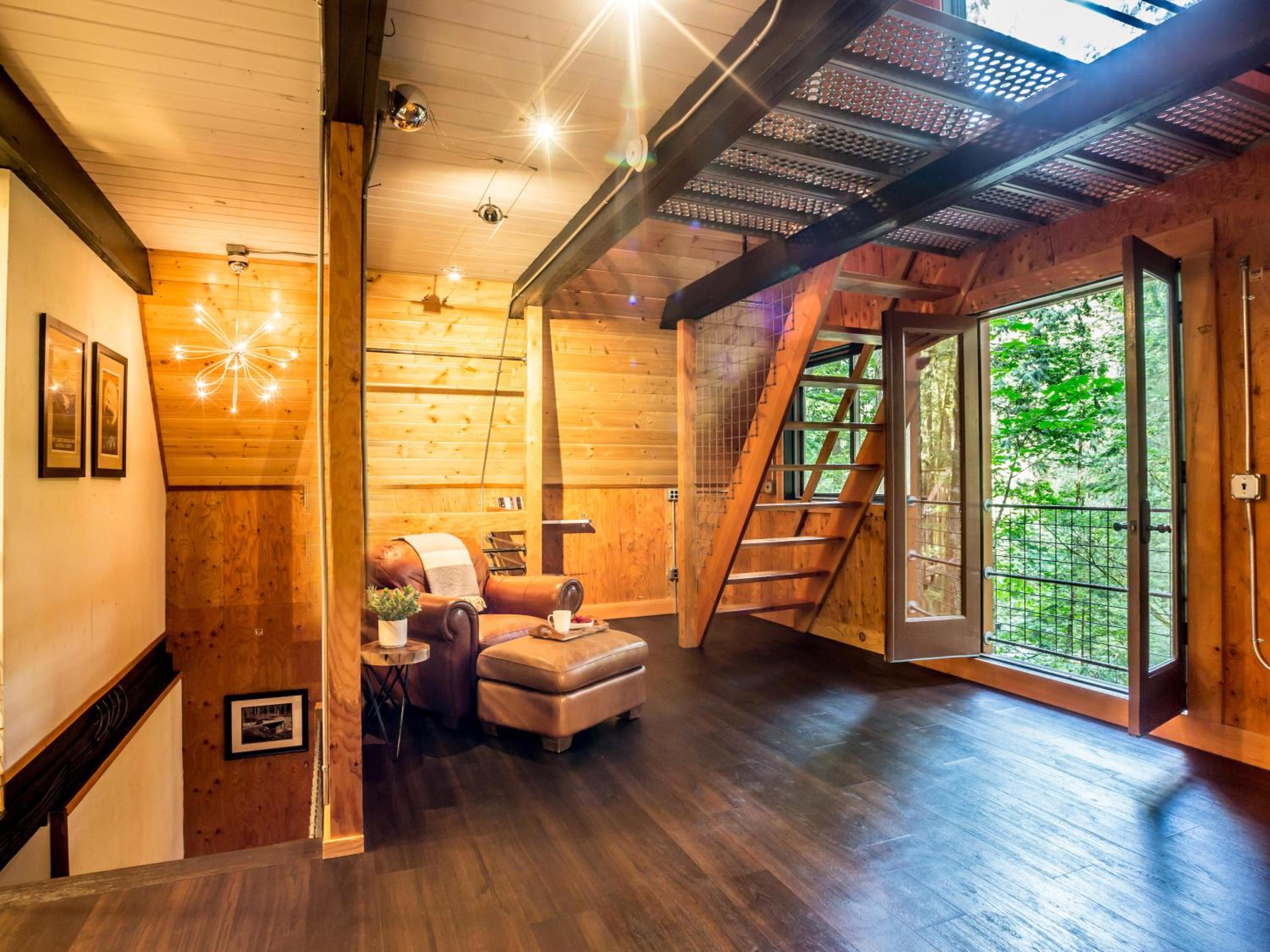 Treetop Hideaway, Sleeps 2 view 5