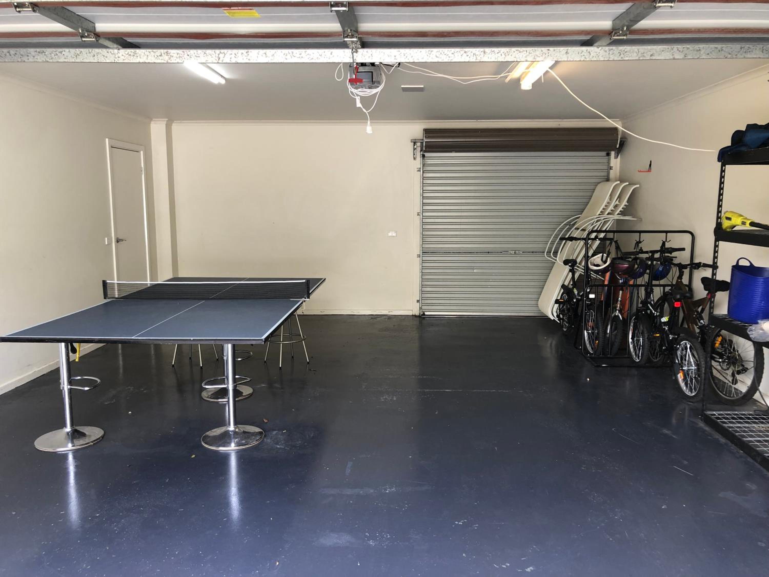 Grand Escape McKenzie - solar heated Pool WiFi, Netflix 5 bdrm 4bthrm, free 8kW EV chging