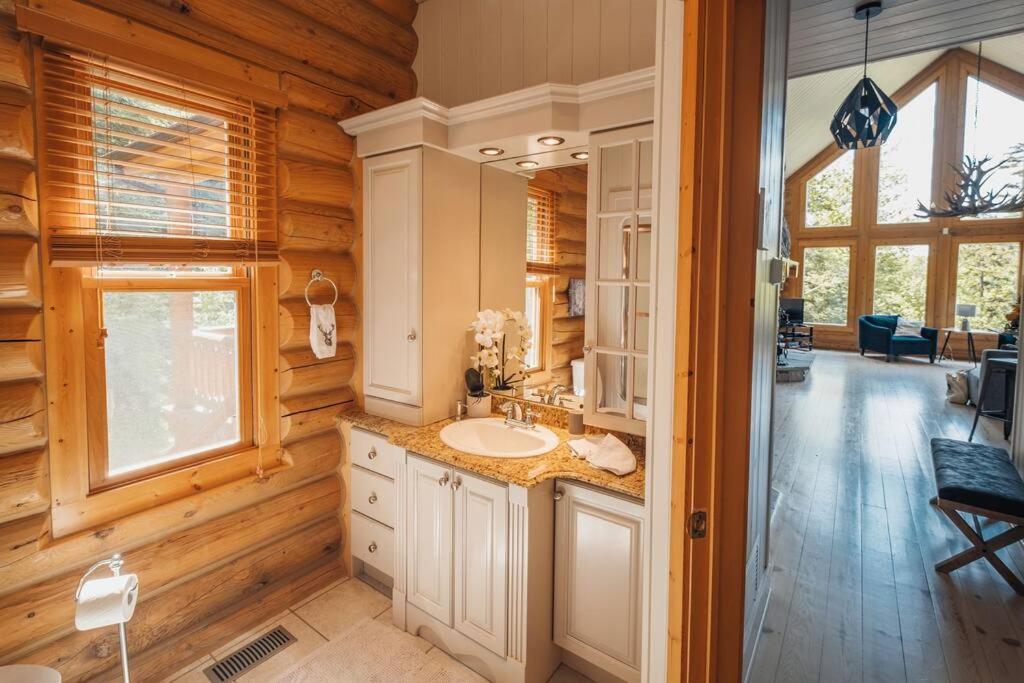Chalet White Wolf SPA at Fiddler's Lake