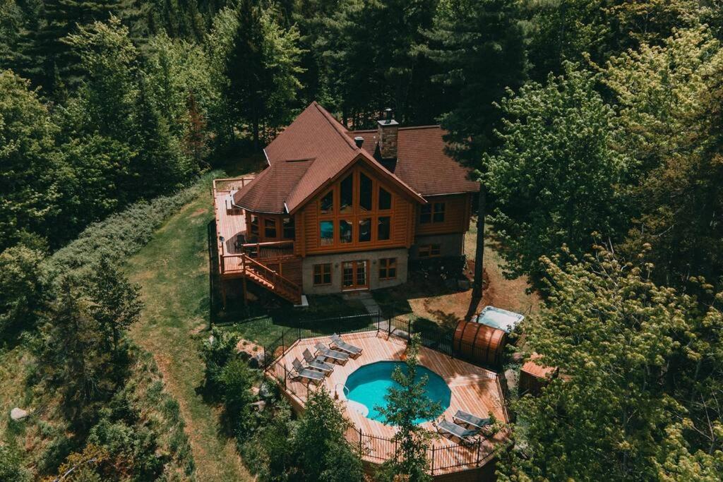 Chalet White Wolf SPA at Fiddler's Lake