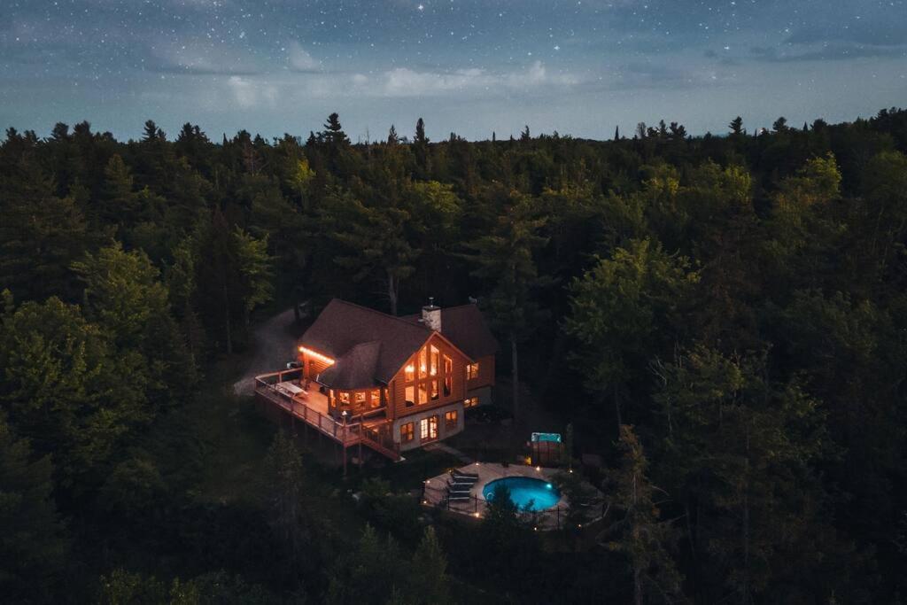 Chalet White Wolf SPA at Fiddler's Lake