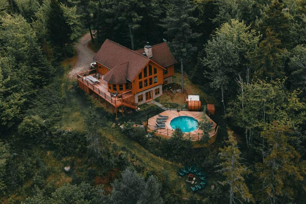 Chalet White Wolf SPA at Fiddler's Lake