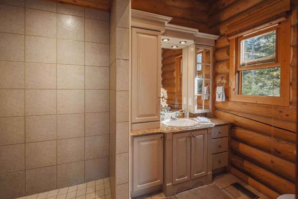 Chalet White Wolf SPA at Fiddler's Lake