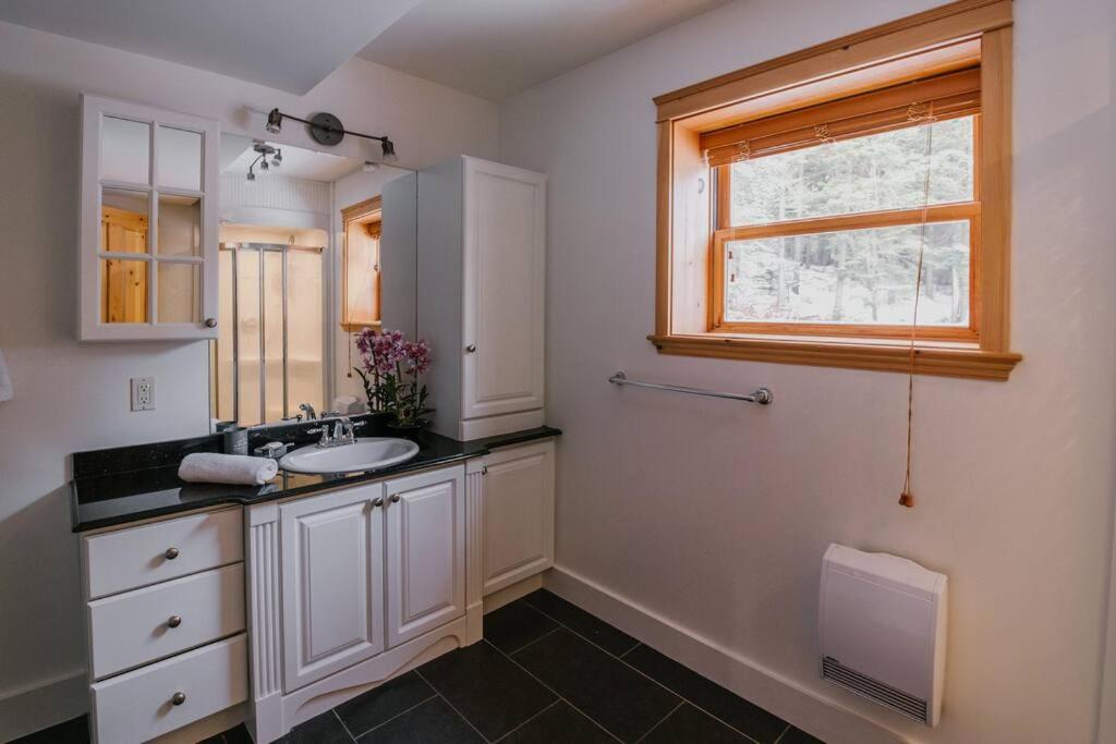 Chalet Blue Jay Spa at Fiddler's Lake