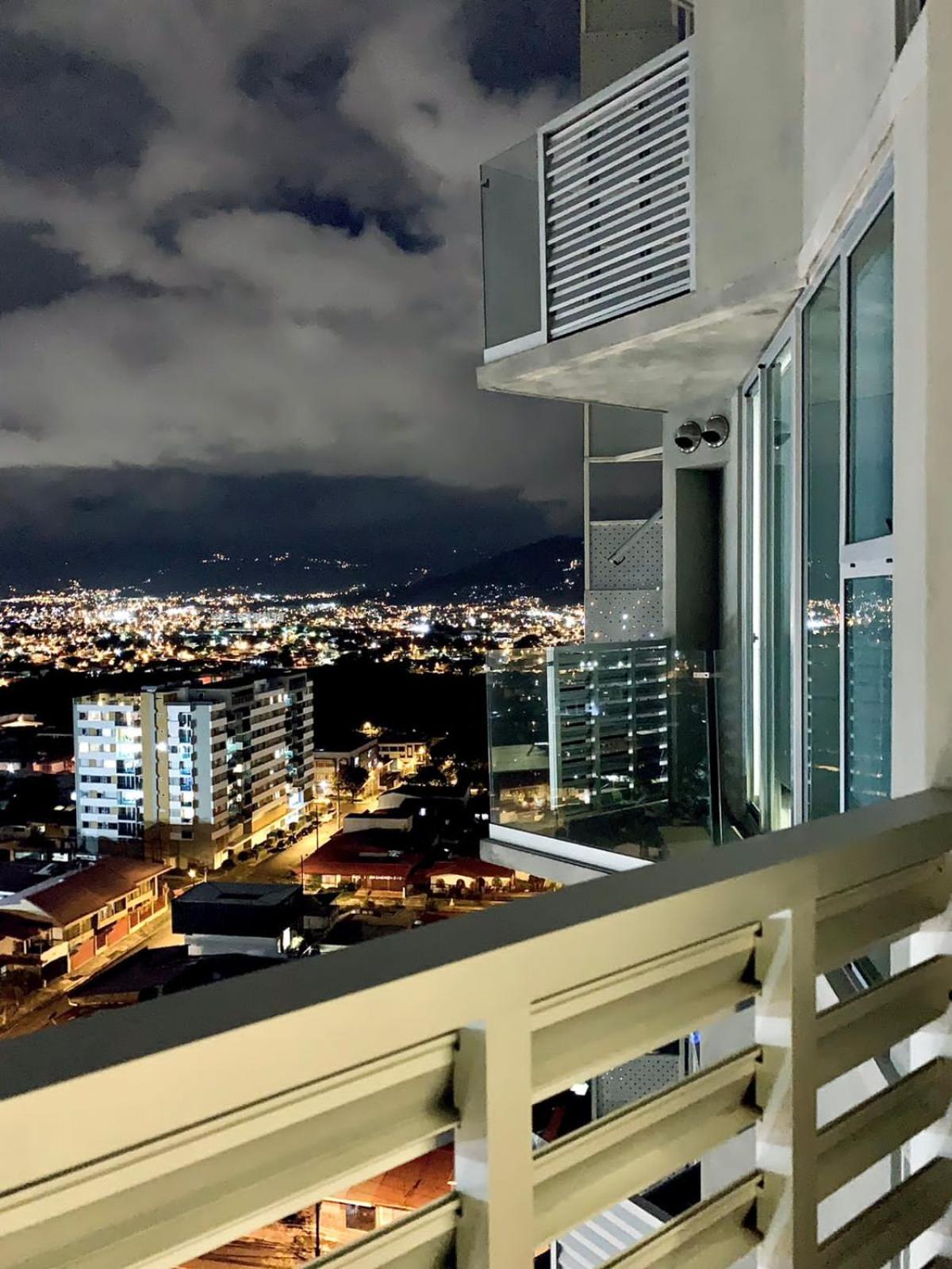 Único Apartamento en Nuevo y Moderno Condominio