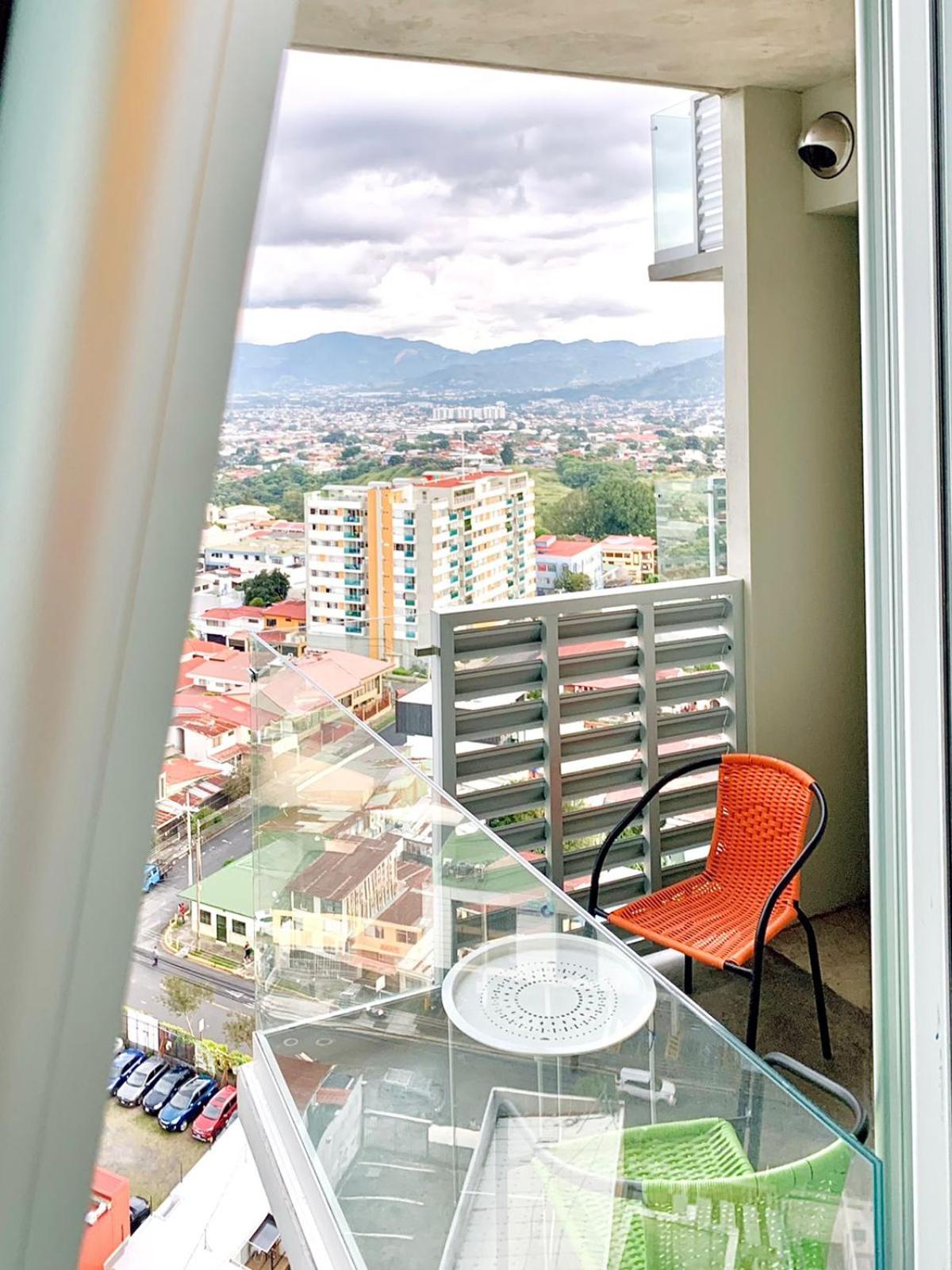 Único Apartamento en Nuevo y Moderno Condominio