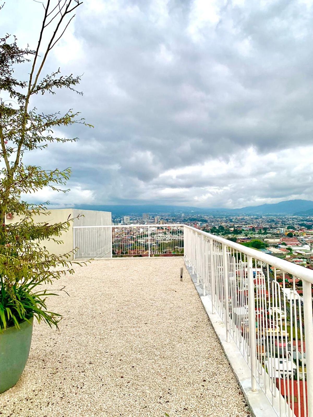 Único Apartamento en Nuevo y Moderno Condominio