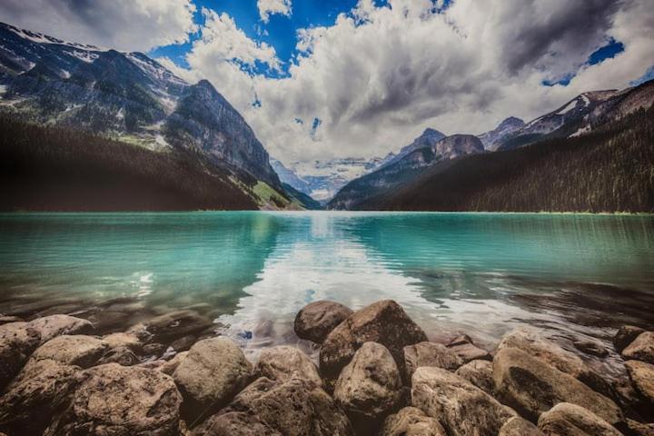 Incredible Mountain View Townhouse in DT Canmore w/ A/C & U/A Parking