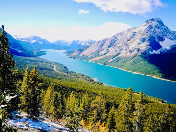 Incredible Mountain View Townhouse in DT Canmore w/ A/C & U/A Parking