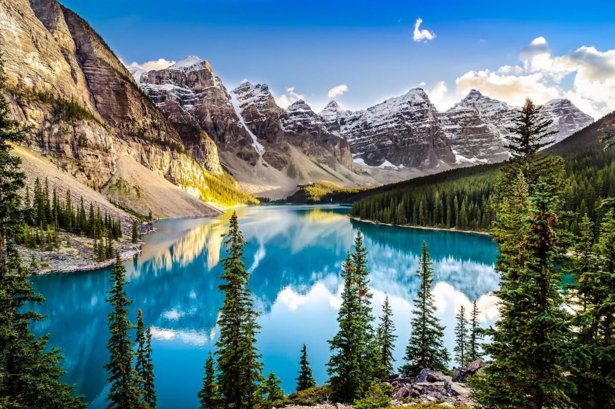 Incredible Mountain View Townhouse in DT Canmore w/ A/C & U/A Parking