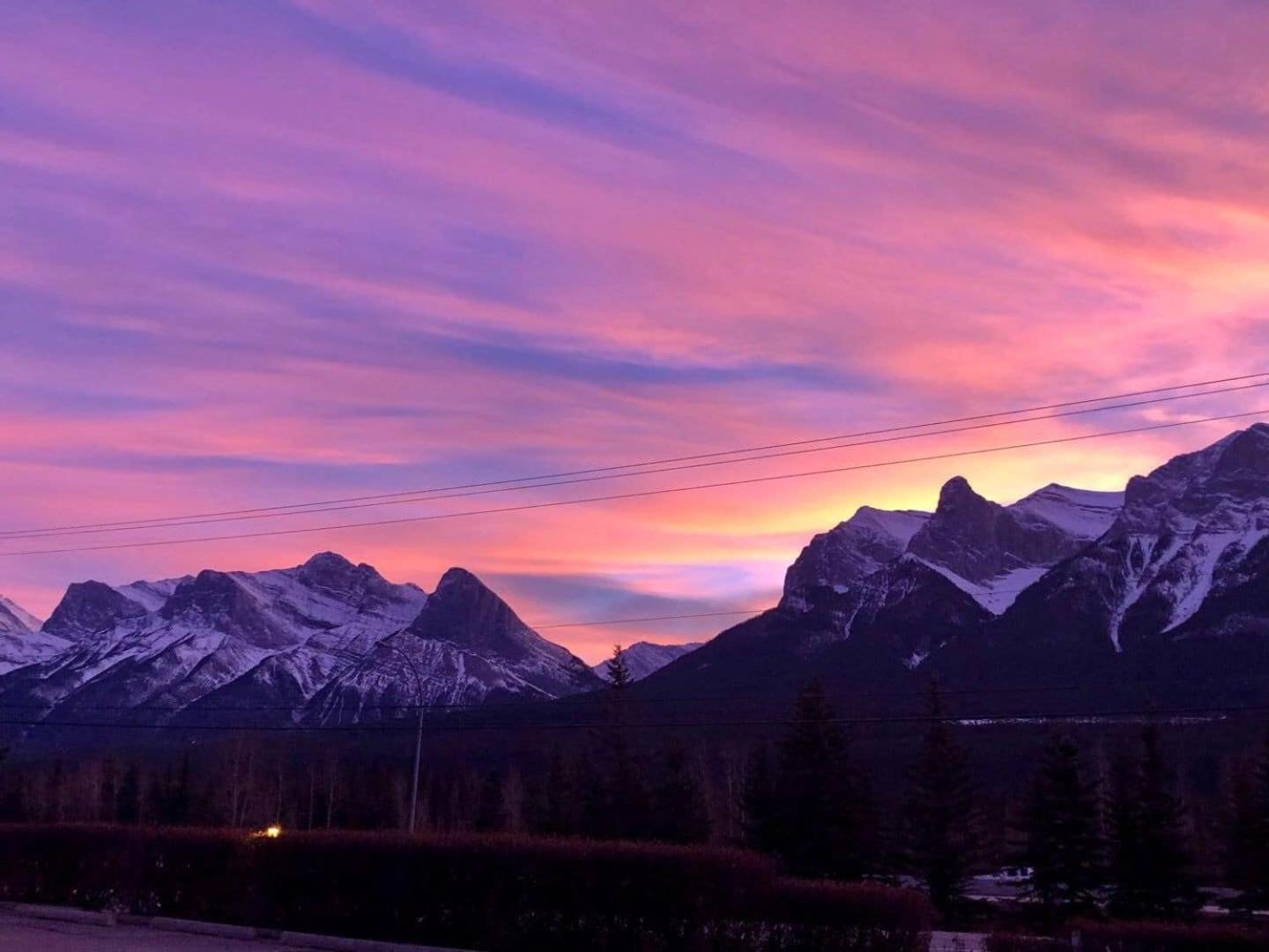 Incredible Mountain View Townhouse in DT Canmore w/ A/C & U/A Parking
