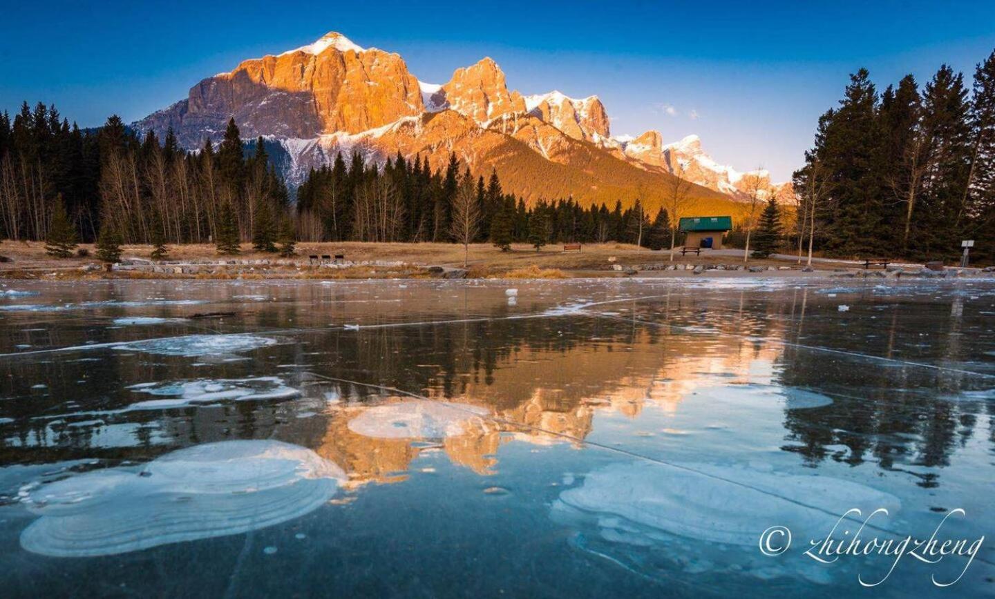 Incredible Mountain View Townhouse in DT Canmore w/ A/C & U/A Parking